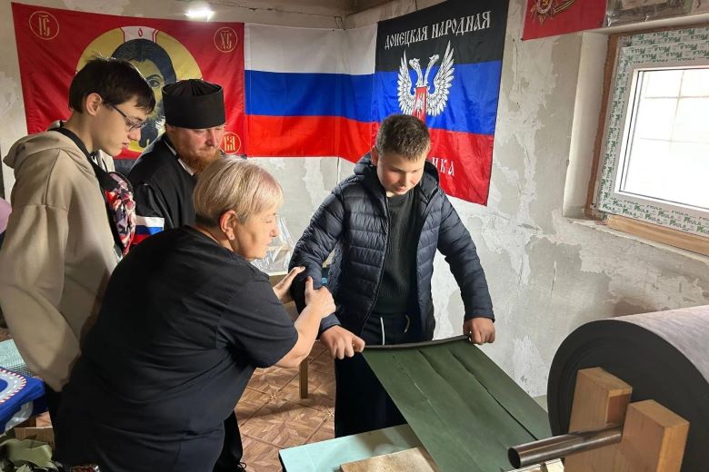 В гостях у волонтёров — рукодельниц